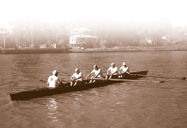 El bote de los viejos remeros, Enrique Nicolau (81) Alfredo Mac Keon (85) Hip�lito Yrigoyen (86) Ra�l Zabalza (90) Tim Luj�n Sfeir. Viejos Remeros que homenajearon al RCA con motivo del centenario. como? remando...